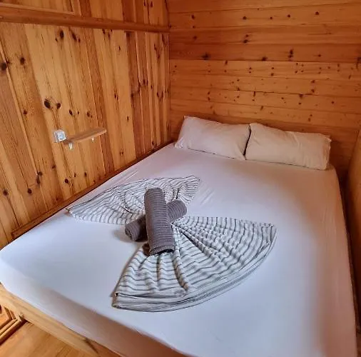 Camping Montaña Roja Hotel *